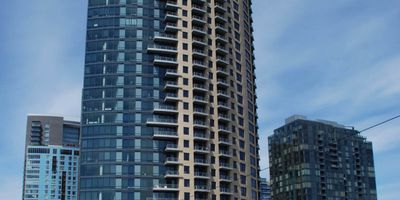 Moving Up or Moving Out: Building Construction and Urban Sprawl